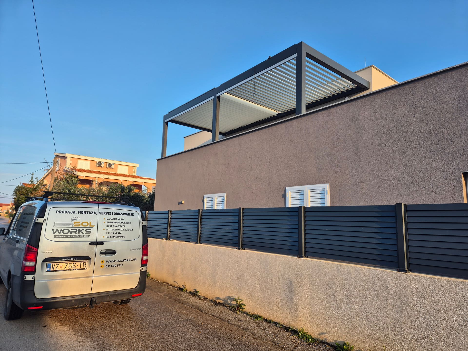 Aluminijska ograda za balkon u antracit boji montirana na rubu betonske ploče