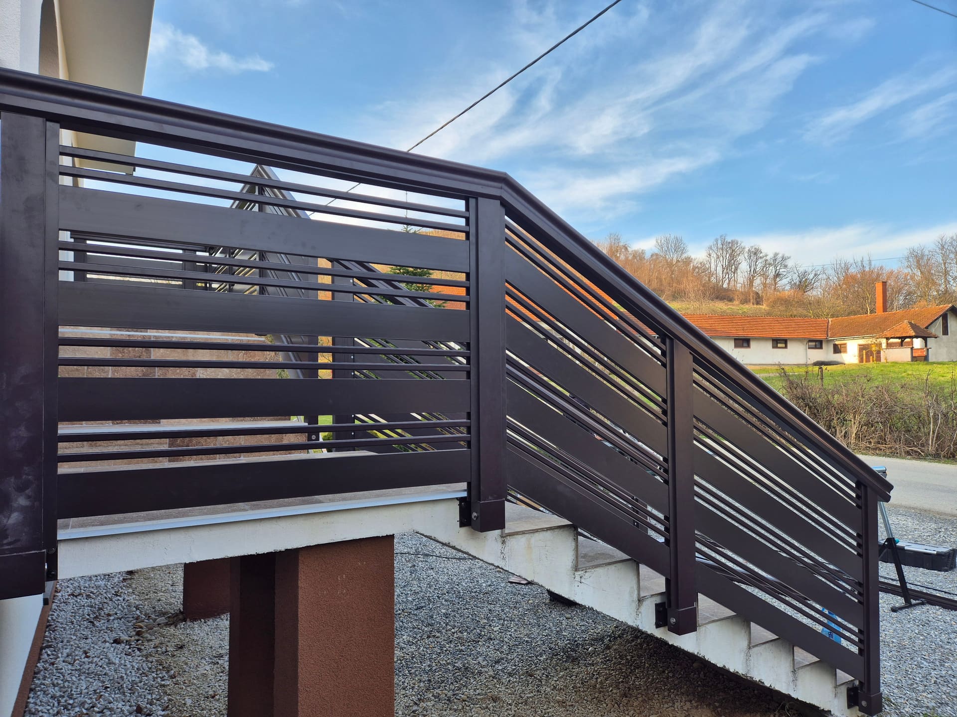 Aluminijska ograda s vodoravnim letvicama visine 150 cm uz prilaz obiteljskoj kući