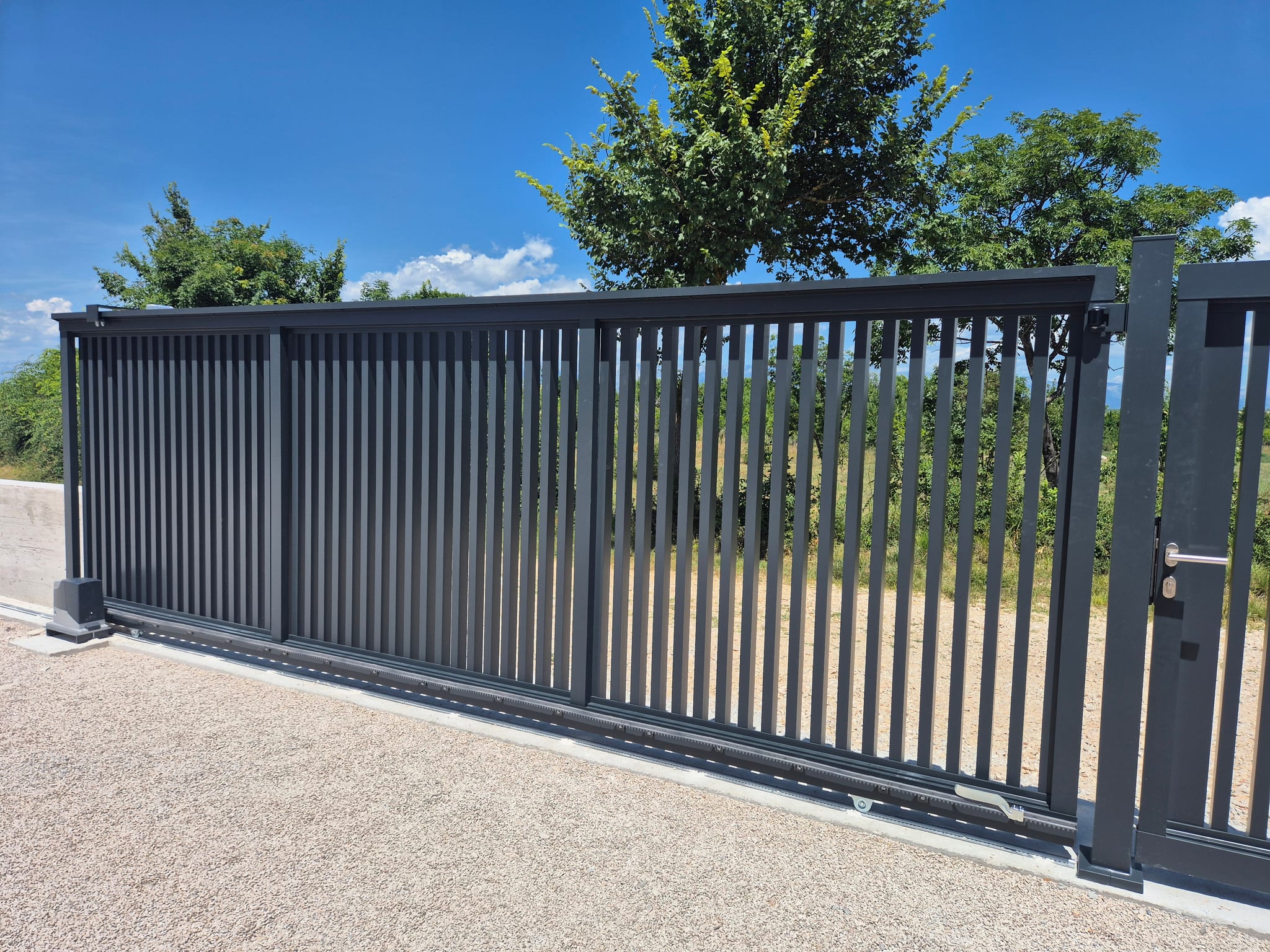 Detalj donjeg profila i šine na aluminijskim kliznim dvorišnim vratima