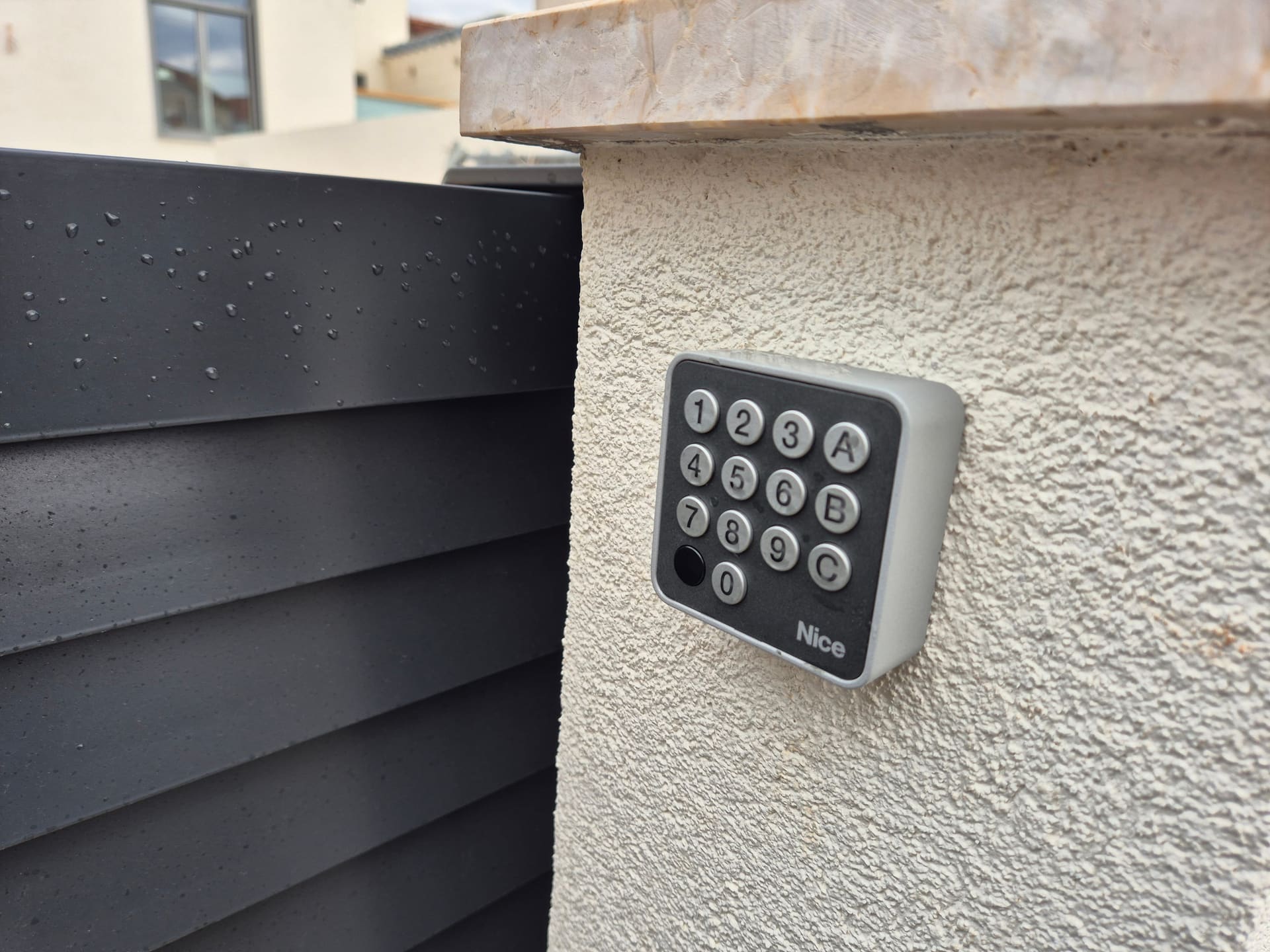 Ugrađen NICE motor za klizna vrata uz aluminijsko klizno krilo na kućnom prilazu